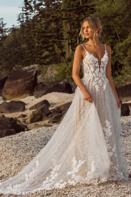 Vestido de novia blanco sin mangas con tirantes finos, encaje y apliques, de diseñador.