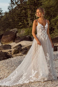 Vestido de novia blanco sin mangas con tirantes finos, encaje y apliques, de diseñador.