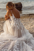 Vestido de novia blanco sin mangas con tirantes finos, encaje y apliques, de diseñador.