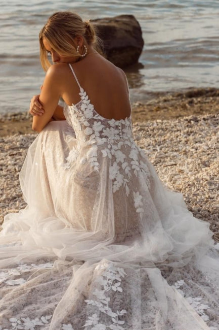 Vestido de novia blanco sin mangas con tirantes finos, encaje y apliques, de diseñador.