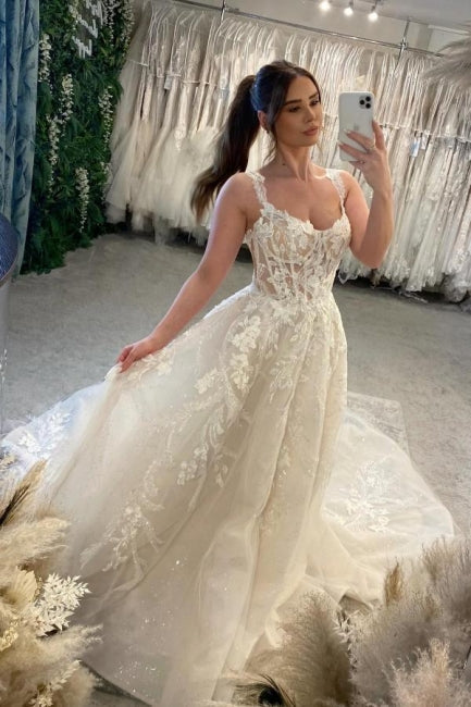 Vestido de novia blanco sin mangas con escote en forma de A y encaje con cola de diseñador