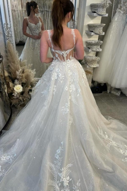 Vestido de novia blanco sin mangas con escote en forma de A y encaje con cola de diseñador