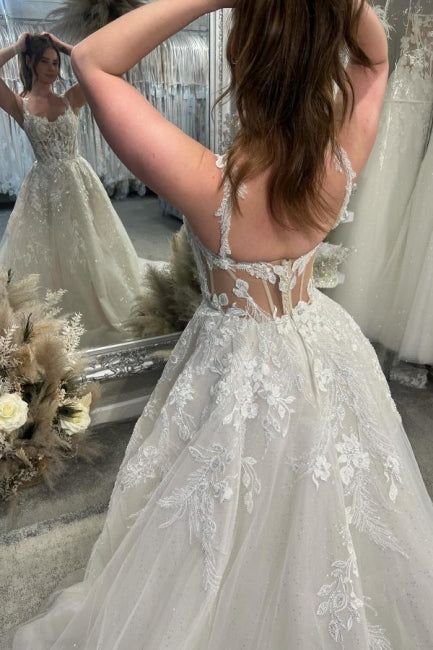 Vestido de novia blanco sin mangas con escote en forma de A y encaje con cola de diseñador