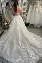 Vestido de novia blanco sin mangas con escote en forma de A y encaje con cola de diseñador