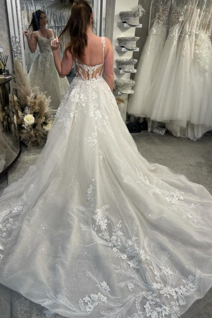 Vestido de novia blanco sin mangas con escote en forma de A y encaje con cola de diseñador
