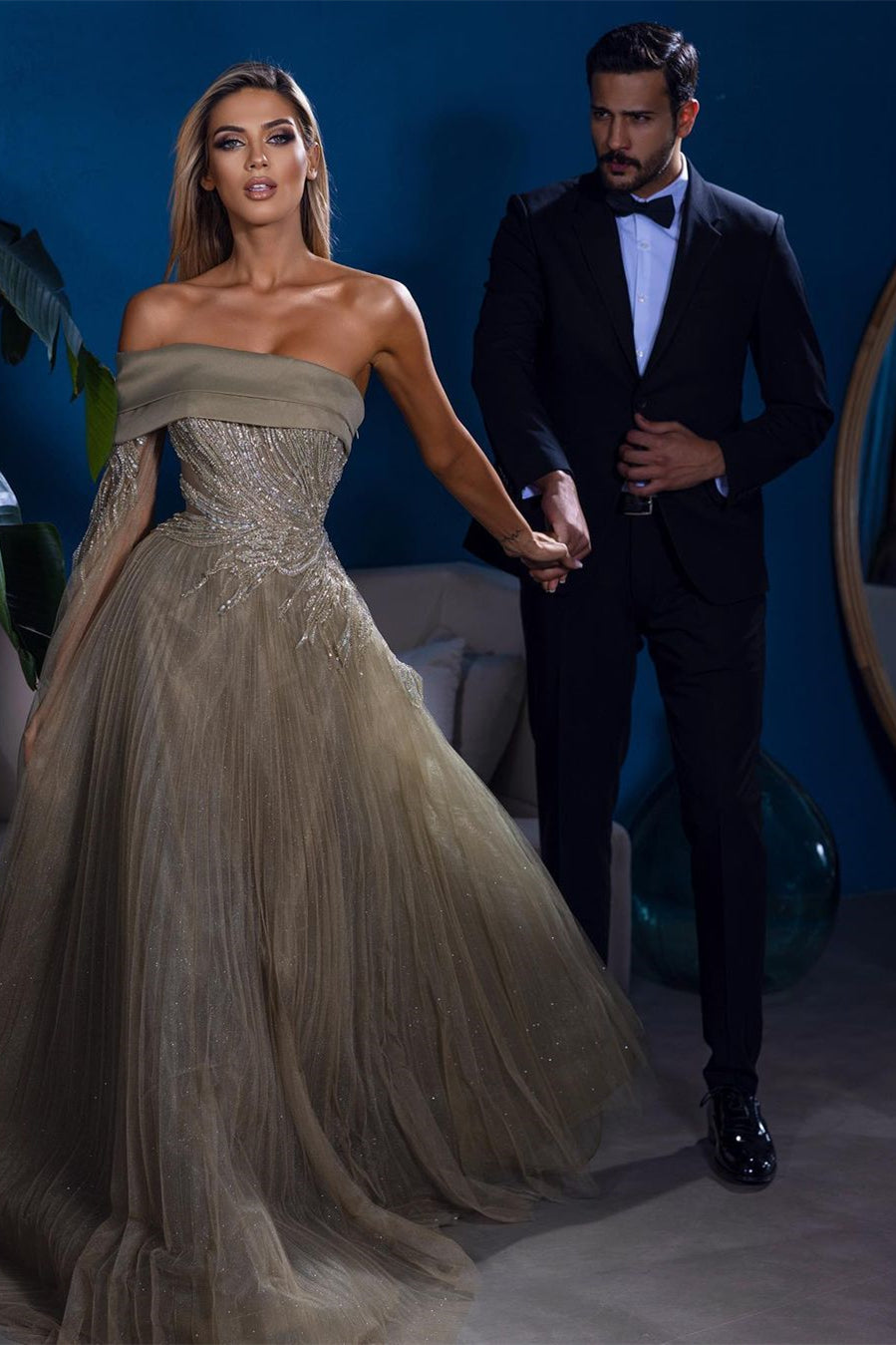 Vestido de fiesta de diseñador con lentejuelas, mangas largas, hombros descubiertos y corte A