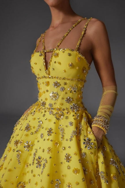 Vestidos de fiesta amarillos sin mangas con escote en V y satén de diseñador con cuentas