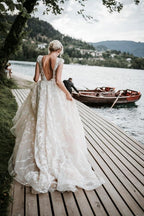 Vestidos de novia de diseñador con escote en V, sin mangas y corte A con encaje