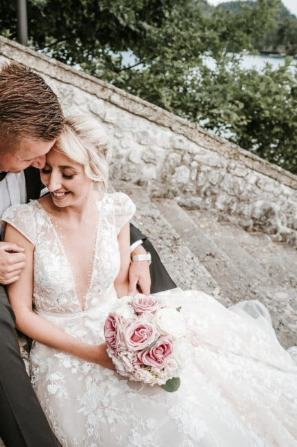Vestidos de novia de diseñador con escote en V, sin mangas y corte A con encaje