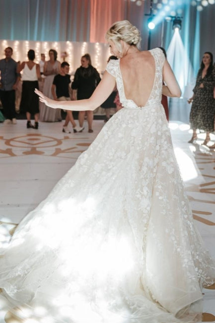 Vestidos de novia de diseñador con escote en V, sin mangas y corte A con encaje