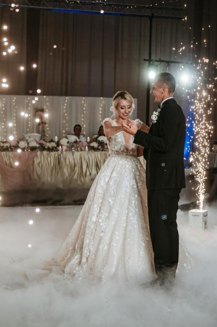 Vestidos de novia de diseñador con escote en V, sin mangas y corte A con encaje