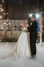 Vestidos de novia de diseñador con escote en V, sin mangas y corte A con encaje