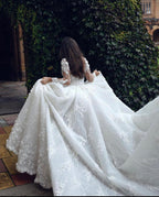 Vestido de novia de diseñador, corte A, blanco, mangas largas, apliques de encaje y cola