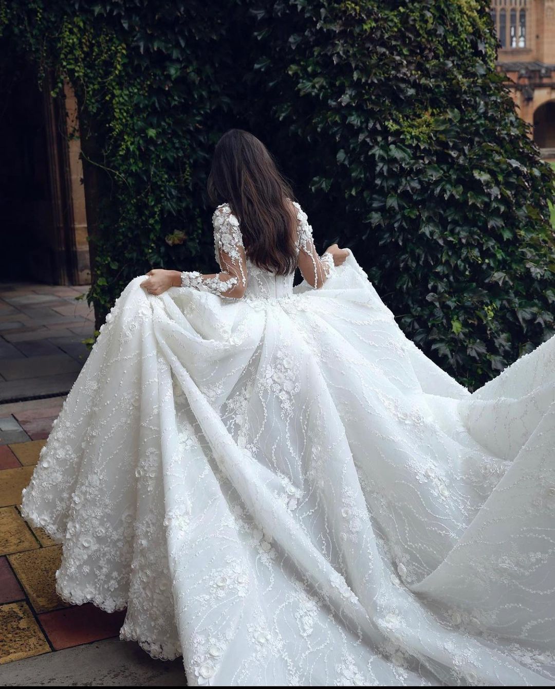 Vestido de novia de diseñador, corte A, blanco, mangas largas, apliques de encaje y cola