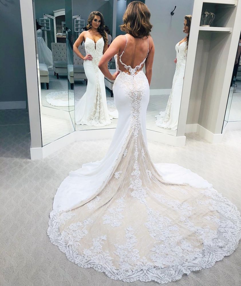 Vestido de novia de diseño con tirantes finos, columna y espalda descubierta