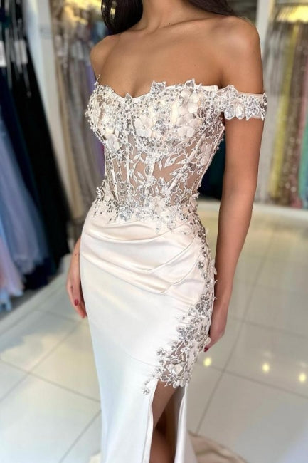 Vestido de fiesta de diseño con hombros descubiertos, sin mangas y encaje con abertura frontal