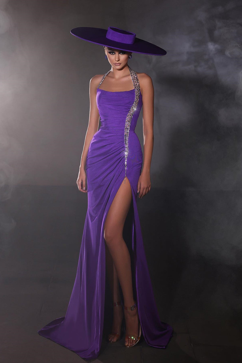 Vestido de fiesta morado sin mangas con cuello halter de satén y abertura con cuentas de diseñador
