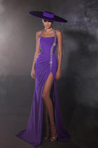 Vestido de fiesta morado sin mangas con cuello halter de satén y abertura con cuentas de diseñador