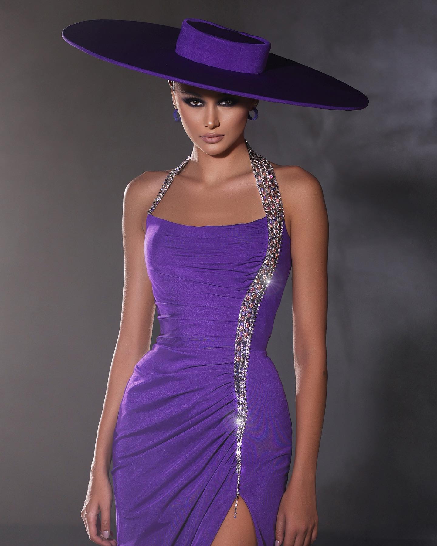 Designer-Säulen-Neckholder-Abendkleid aus Satin, ärmellos, lila, mit Perlenbesatz, Schlitz