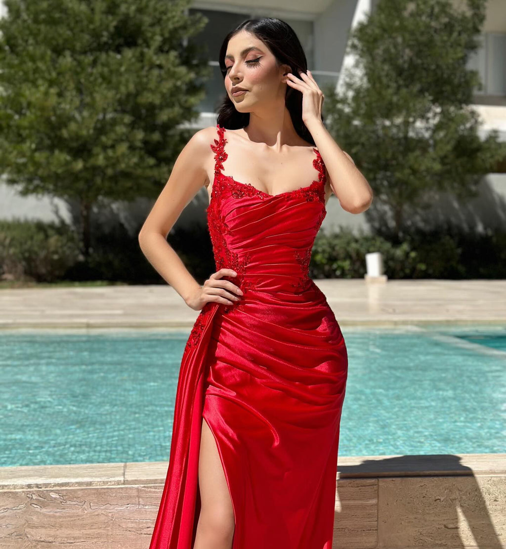 Vestido de fiesta de satén sin mangas con hombros descubiertos, volantes y abertura frontal, de diseñador