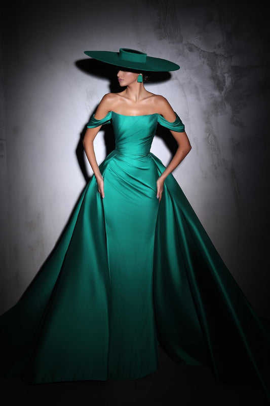 Designer-Säulen-Ballkleid aus Satin, schulterfrei, ärmellos, mit Rüschenschleppe