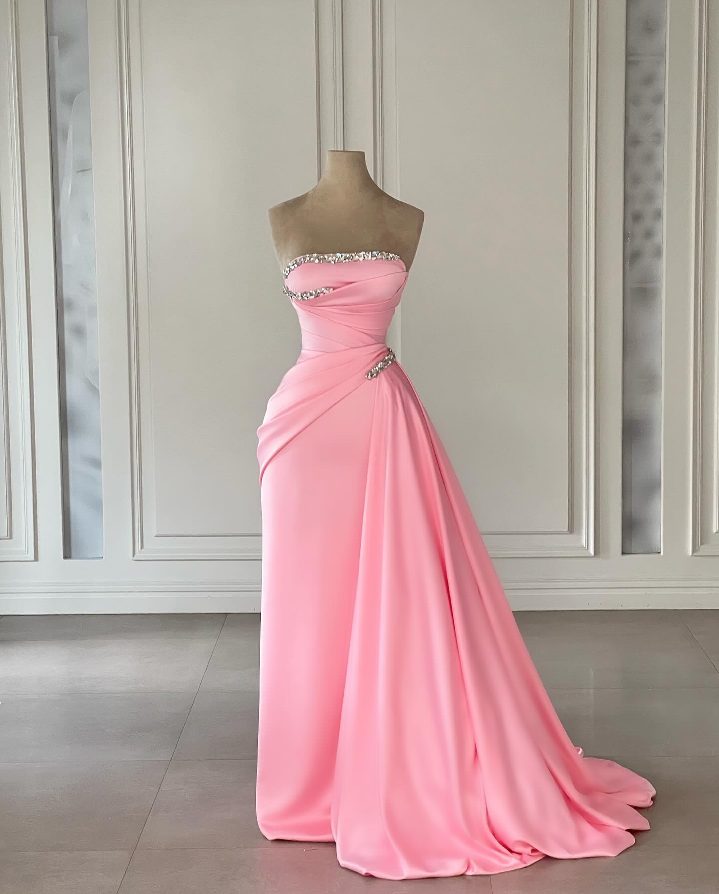Vestidos de fiesta de diseño en satén rosa, sin tirantes y sin mangas, con cristales