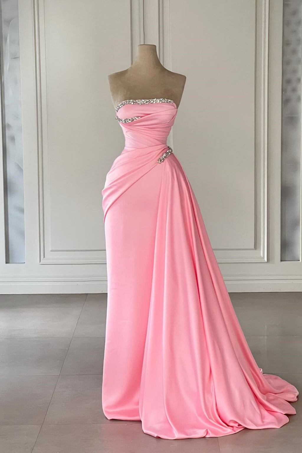 Vestidos de fiesta de diseño en satén rosa, sin tirantes y sin mangas, con cristales