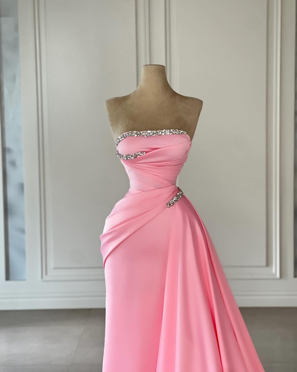 Vestidos de fiesta de diseño en satén rosa, sin tirantes y sin mangas, con cristales