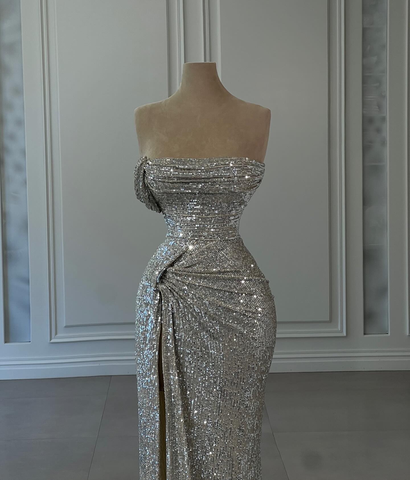Designer-Säulen-Ballkleider mit Pailletten, trägerlos, ärmellos und Rüschen