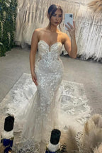 Vestidos de novia de diseño con escote corazón, sin mangas, de tul y encaje color marfil, con apliques y cola