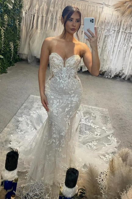 Vestidos de novia de diseño con escote corazón, sin mangas, de tul y encaje color marfil, con apliques y cola