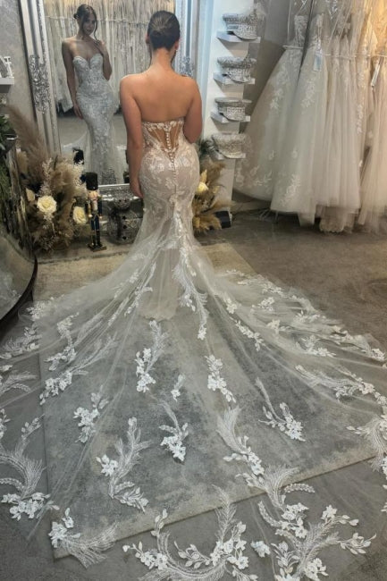 Vestidos de novia de diseño con escote corazón, sin mangas, de tul y encaje color marfil, con apliques y cola