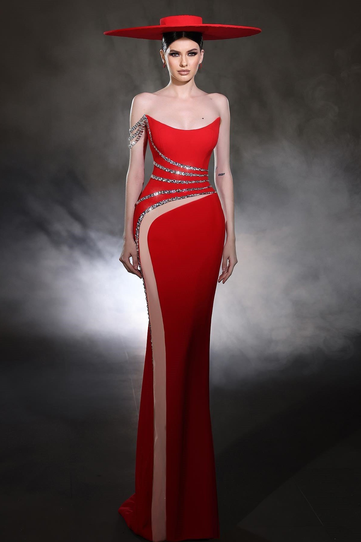 Vestidos de fiesta rojos sin mangas con un hombro al descubierto de tul y satén con diseño de columna y cuentas