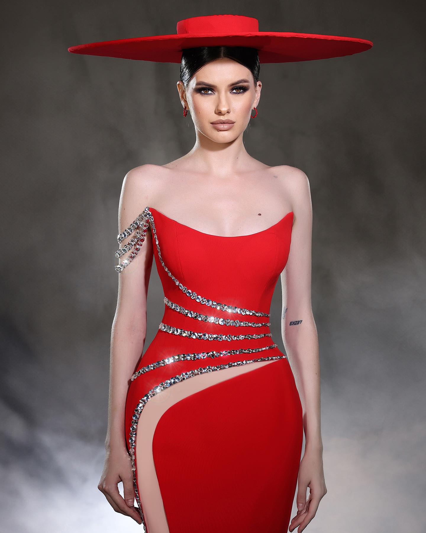 Vestidos de fiesta rojos sin mangas con un hombro al descubierto de tul y satén con diseño de columna y cuentas