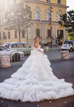 Vestidos de novia de diseñador con corte A largo y hombros descubiertos con encaje
