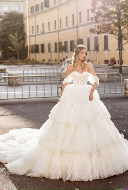 Vestidos de novia de diseñador con corte A largo y hombros descubiertos con encaje