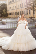 Vestidos de novia de diseñador con corte A largo y hombros descubiertos con encaje
