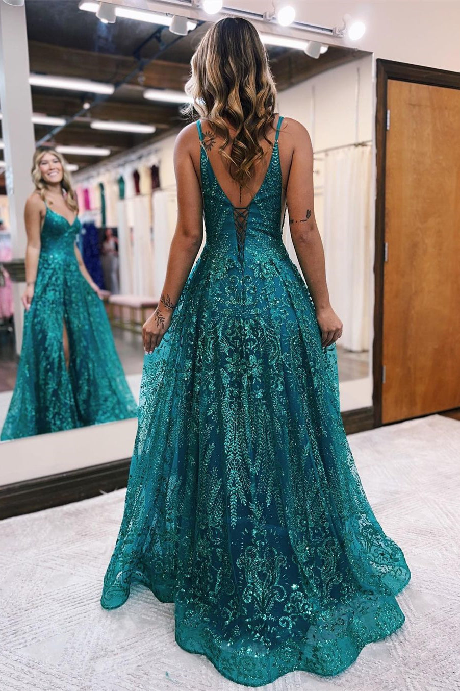 Vestido de fiesta largo de diseño en forma de A con tirantes finos, sin mangas y encaje con abertura