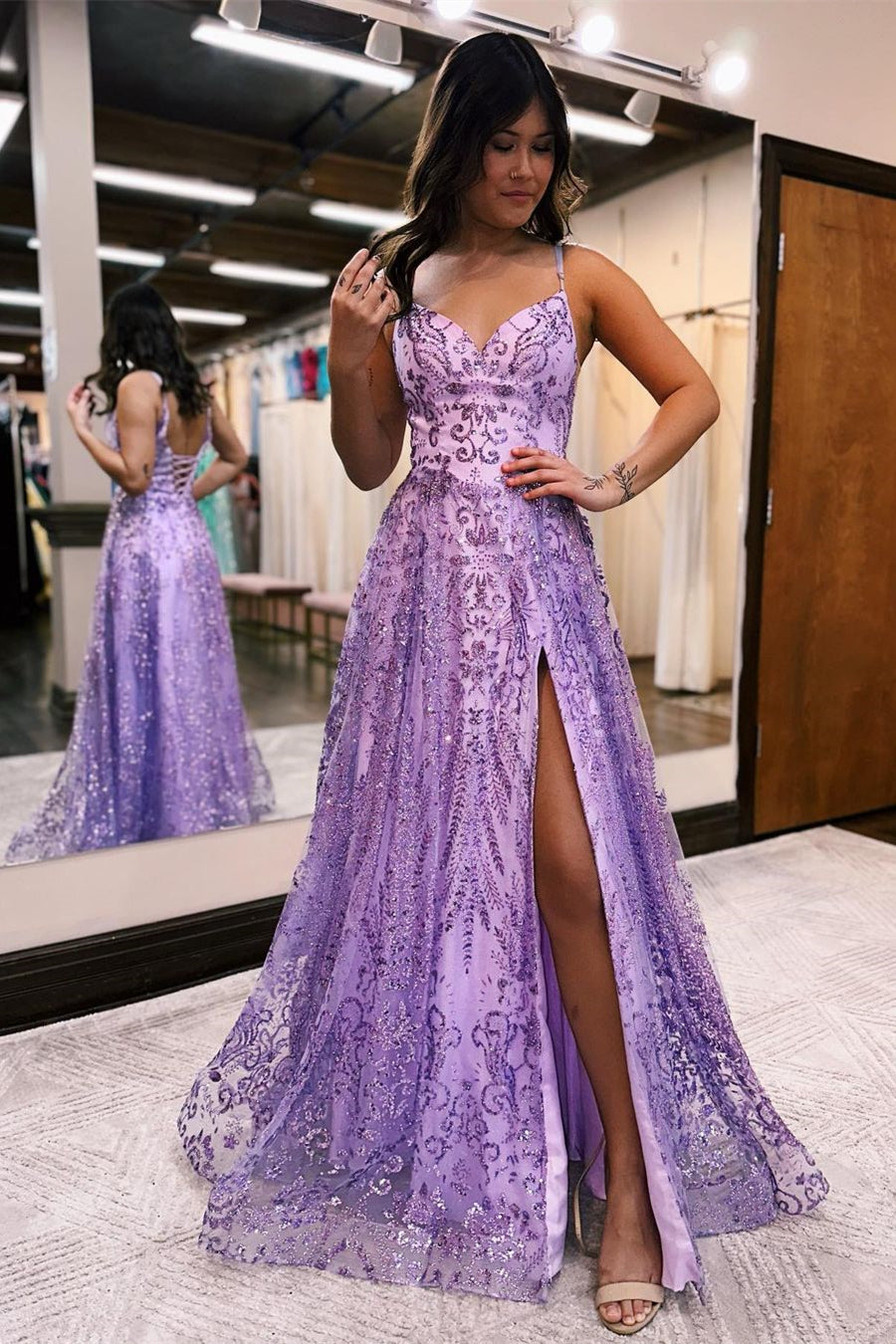 Vestido de fiesta largo de diseño en forma de A con tirantes finos, sin mangas y encaje con abertura