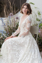Vestidos de novia de diseñador con escote en V, encaje y mangas largas