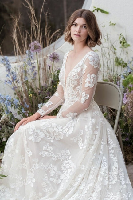 Vestidos de novia de diseñador con escote en V, encaje y mangas largas