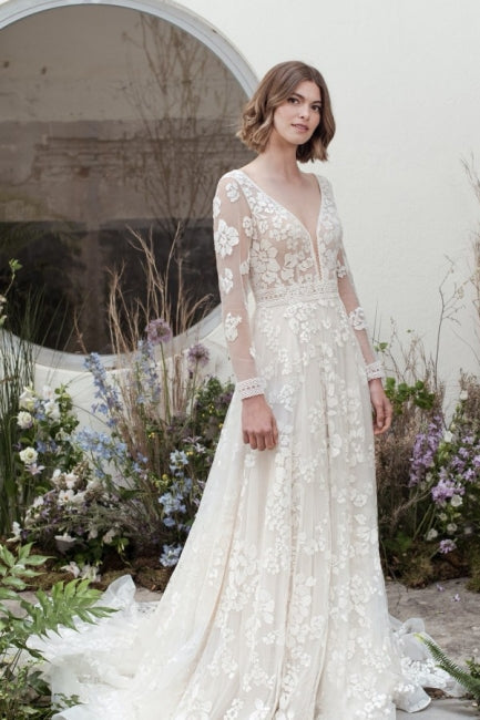 Vestidos de novia de diseñador con escote en V, encaje y mangas largas