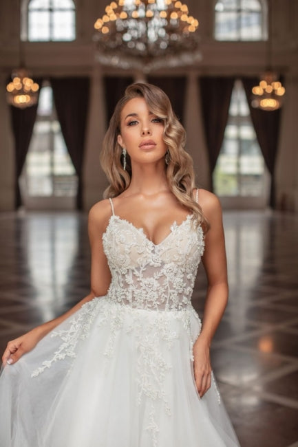 Vestidos de novia de diseñador con escote en V, tul, sin mangas y encaje