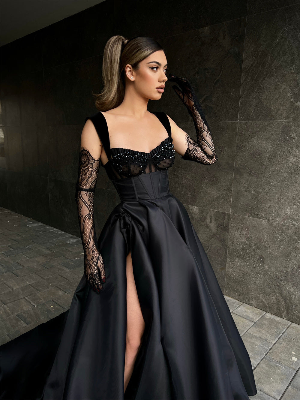 Vestido de fiesta largo negro de diseño, sin mangas, de encaje, corte A y con abertura