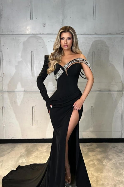 Vestido de fiesta largo de sirena negro de diseñador con un solo hombro, satén brillante, manga larga y abertura