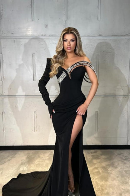 Langes schwarzes Meerjungfrau-Ballkleid mit One-Shoulder-Träger und Glitzer aus Satin mit langen Ärmeln und Schlitz