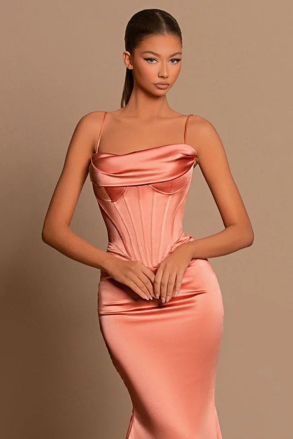 Vestido de fiesta largo de sirena con tirantes finos en color coral y sin mangas.