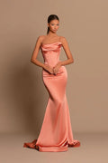 Vestido de fiesta largo de sirena con tirantes finos en color coral y sin mangas.