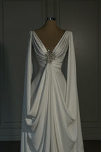 Vestido de novia largo de satén color marfil con escote en V y corte A de diseñador con mangas largas