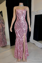 Vestido de fiesta de diseño con escote sirena largo y tirantes finos con abertura frontal